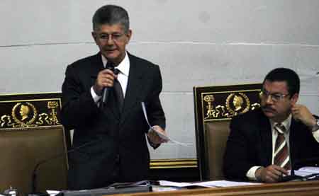 “Quiero señalar la negación del TSJ de que el presidente de la Asamblea Nacional entregue poderes especiales para representar la cámara en un juicio”, puntualizó Ramos Allup.
NEWS FLASH / JC