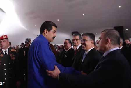 Luego de saludar a un grupo de exconstituyentistas, el presidente Nicolás Maduro precisó en su intervención que “1999 fue el último año de un siglo de dominación y entrega imperialista”.
PRENSA PRESIDENCIAL