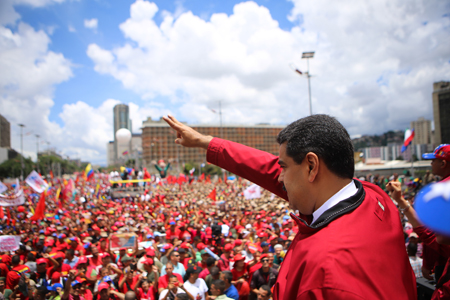 Mientras el Presidente se dirigía a la concentración del chavismo, en la Avenida Bolívar de Caracas (a la izquierda), la oposición se concentraba en la Avenida Libertador (a la derecha) y escuchaba a sus líderes