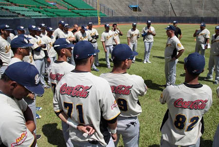 Lanzadores y receptores de Leones reportan el lunes en Guacara