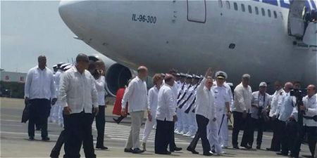 Momentos en que es recibido con honores militares el presidente cubano, Raúl Castro