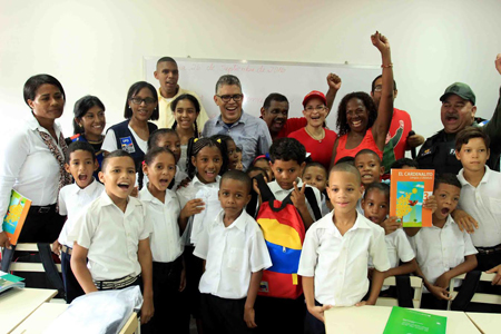 Jaja y otros invitados especiales, junto a maestras y alumnos de la escuela Bolívar-Chávez en Caucagua.CORTESIA / PRENSA CORPOMIRANDA