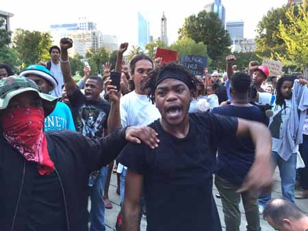 Una escena de las protestas por la muerte de un hombre negro a manos de la policía en Charlotte, Carolina del Norte, el 21 de septiembre del 2016.JEFF SINER / THE CHARLOTTE OBSERVER / VIA AP