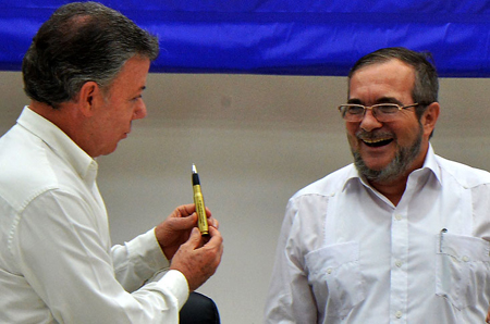 "Las balas escribieron nuestro pasado, la educación escribirá nuestro futuro", tiene grabado el bolígrafo con el que el presidente Santos firmó la paz con las FARC en La Habana en marzo pasado, el que obsequió a 'Timochenko'.