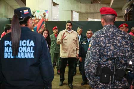 "Tenemos que volver a los barrios y enlazarnos con las comunidades previniendo, educando y protegiendo”, dijo Maduro en el acto de graduación de 2.196 estudiantes de la Universidad Nacional Experimental de la Seguridad (UNES).