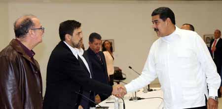 El presidente Nicolás Maduro estrecha la mano del alcalde de sucre y dirigente de Primero Justicia, Carlos Ocariz, en la mesa junto a Timoteo Zambrano y Henri Falcón.
NEWS FLASH / JC