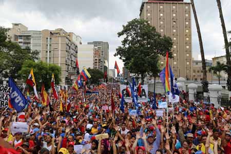 Chavistas se congregaron este miércoles ante el Palacio Presidencial de Miraflores, para expresar apoyo al Gobierno del presidente Nicolás Maduro.CORTESIA / AVN