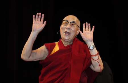 El Dalai Lama Tenzin Gyatso saluda a la coincurrencia en el Teatro Arcimboldi, donde recibió la ciudadanía honoraria de la ciudad de Milán, el jueves, 20 de octubre del 2016.ANTONIO CALANNI / AP