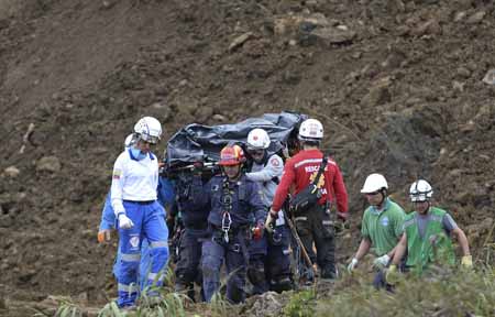 Más de 100 rescatistas trabajan en la zona en el rescate de cadáveres y para buscar a los desaparecidos, que podrían ser unos siete, según estimaciones.RAUL ARBOLEDA / AFP