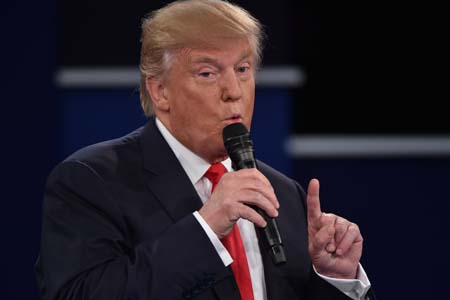 Donald Trump no cesa de repetir que “los medios conspiran en favor de Hillary Clinton”.PAUL J. RICHARDS / AFP