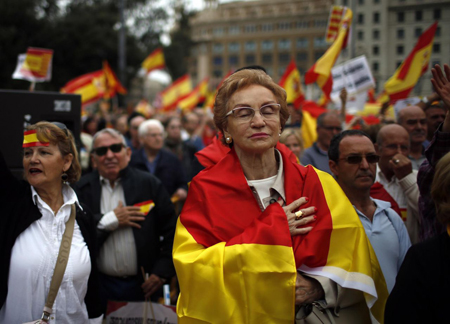 Un grupo de personas escucha el himno nacional durante una celebración del Día Nacional, el miércoles 12 de octubre del 2016 en Barcelona, España.MANU FERNANDEZ / AP