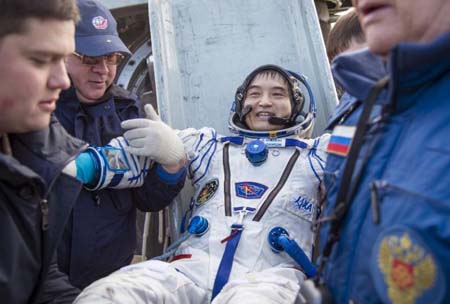El astronauta japonés Takuya Onishi es asistido al bajarse de la cápsula Soyuz MS-01.BILL INGALLS / NASA / AP