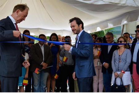 Ramón Muchacho y el embajador de Bélgica, Frank Van De Craen, durante la inauguración de la plaza.