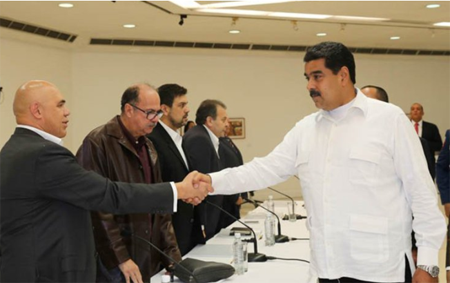 El Presidente de la República, Nicolás Maduro, luego de saludar al secretario ejecutivo de la MUD, Jesús Torrealba, en una breve intervención, asumió el "compromiso más profundo con este proceso de diálogo que arranca este domingo”, y agradeció a la Meza de la Unidad Democrática, “por estar presentes”.
CORTESIA / @luisjmarcano