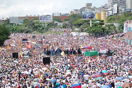 Decenas de miles de personas se movilizaron en Caracas y otras ciudades de Venezuela, en una demostración de fuerza tras el duro golpe recibido por la suspensión del proceso de referendo.GIOVANNI MARTINEZ