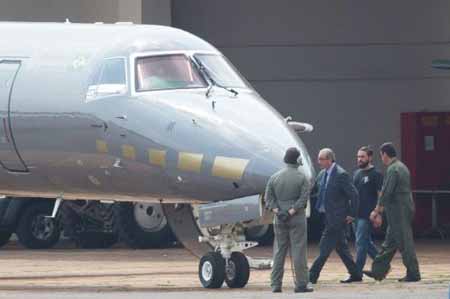 El exdiputado brasileño Eduardo Cunha (c) es escoltado por la policía hacia una avión que lo trasladará a Curitiba el 19 de octubre de 2016 en BrasiliaANDRESSA ANHOLETE / AFP