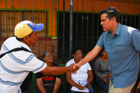 El diputado Rafael Guzmán estuvo promoviendo el Revocatorio ayer en Guarenas y Guatire