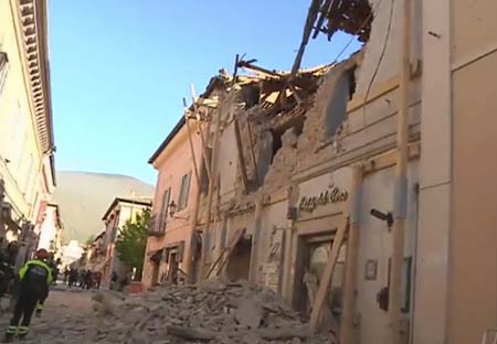 Imagen tomada de video muestra bomberos frente a un edificio dañado en Norcia, Italia, tras el terremoto con magnitud preliminar de 6,6 ocurrido la mañana del domingo 30 de octubre de 2016 en el centro del país.SKY ITALIA / VIA AP