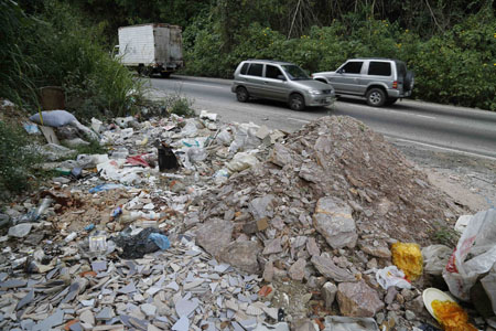Los promontorios de basura se multiplican en el municipio Sucre