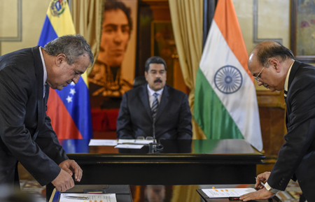 La firma de los acuerdos se produjo en los salones del Palacio de Miraflores, en Caracas
AFP / Juan Barreto