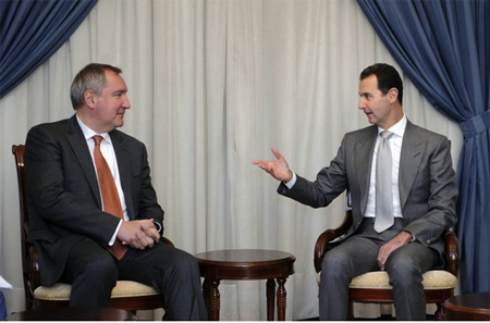 Fotografía proporcionada por la agencia estatal de noticias siria SANA muestra al presidente sirio Bashar Assad, derecha, conversando con el vice primer ministro ruso Dmitry Rogozin, el martes 22 de noviembre de 2016, en Damasco, Siria.SANA / vía AP