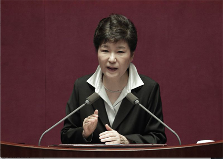 La presidenta surcoreana Park Geun-hye dirige un discurso en la Asamblea Nacional, el lunes 24 de octubre de 2016, en Seúl, Corea del Sur.AHN YOUNG-JOON / AP