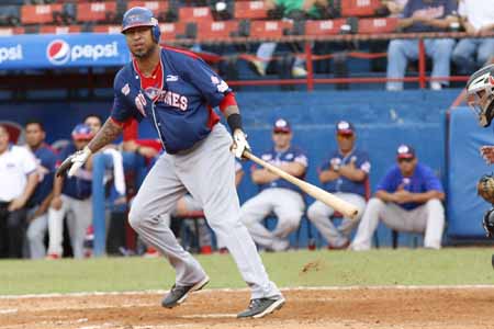 José Castillo se sacrificó con elevado, en el octavo inning, trayendo a la goma la carrera de la victoria 2-1 de Tiburones de La Guaira frente a Cardenales de Lara en el Estadio Antonio Herrera Gutiérrez. El conjunto litoralense barrió la serie en Barquisimeto y consiguió su cuarto lauro consecutivo cerrando la semana con récord positivo (5-1). Por otra parte, los larenses culminan el sexto septenio de la campaña con balance de 2 victorias y cuatro traspiés.