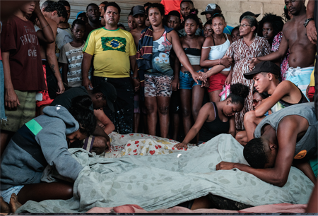 Según familiares citados por el portal G1, del grupo O Globo, los 7 fallecidos en la favela Ciudad de Dios, tenían señales de haber sido apuñalados y torturados.YASUYOSHI CHIBA / AFP