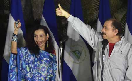 El mandatario llevó a su esposa y mano derecha Rosario Murillo como candidatura a la vicepresidencia, con quien ha cogobernado los últimos años.RODRIGO ARANGUA / AFP