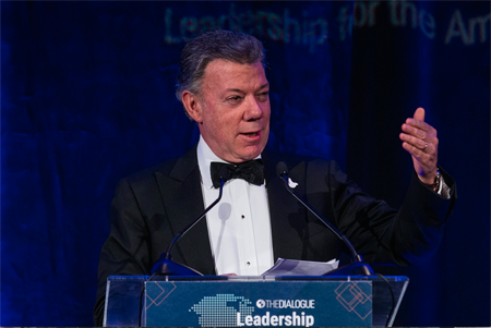 El presidente de Colombia, Juan Manuel Santos, fue galardonado con el Premio al Liderazgo en las Américas por su búsqueda de la paz en el país andino.ZACH GIBSON / AFP