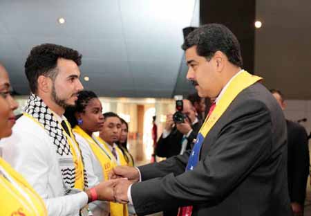 El Presidente entregó el título a la IV cohorte de medicina integral comunitaria de la Escuela Latinoamericana de Medicina (Elam)