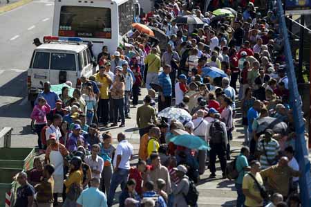 "¿Por qué se mandan a recoger esos billetes de mayor denominación, justamente poco después de su atropellada impresión en grandes volúmenes para paliar las enormes necesidades de efectivo..?"
AFP / Federico Parra