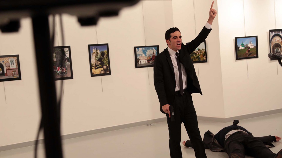 El hombre que disparó el lunes contra Andrei Karlov, el embajador de Rusia en Turquía, durante la apertura de una exposición de fotos en Ankara, lanzó -tras el mortal ataque- gritos sobre Alepo y Siria, en alusión a la intervención militar rusa en ese país árabe.