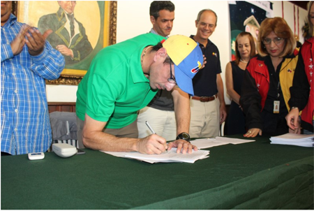 Este viernes, el gobernador de Miranda, Henrique Capriles firmó la sexta convención colectiva para docentes, trabajadores y jubilados del sector educativo de la entidad, que contempla aumentos de sueldo, primas y beneficios.