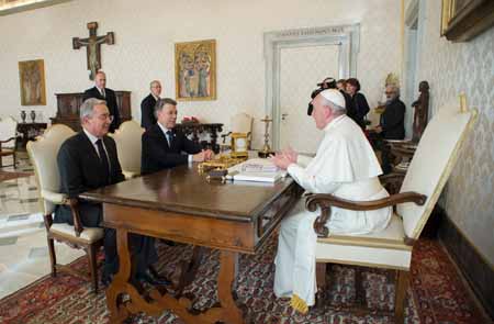 Juan Manuel Santos y su antecesor Alvaro Uribe sostuvieron reunión con el papa Francisco en el Vaticano.