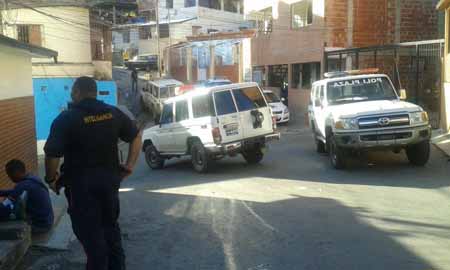 Varias comisiones de la Policía Municipal del Municipio Plaza se apostaron en la entrada del populoso sector de La Guairita