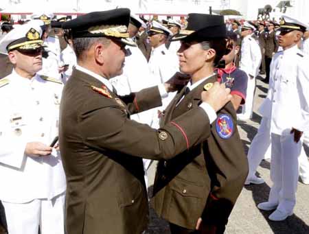 La teniente Stephanie Hernández recibe su ascenso de manos del general en jefe Vladimir Padrino López, ministro del Poder Popular para la Defensa