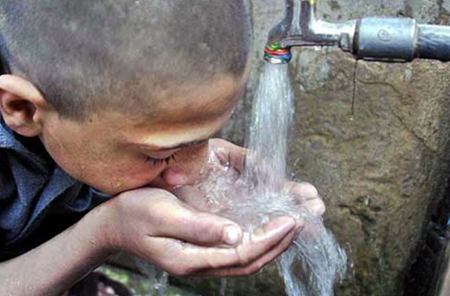 Las principales enfermedades que causa el agua son las diarreicas, especialmente en los países que el tratamiento de las aguas servidas es inadecuado