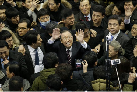 Mientras el público coreaba su nombre, Ban, un excanciller, dijo que consultará diversas opiniones.AHN YOUNG-joon / AP