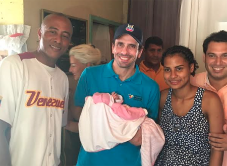 Capriles con Nudaska Isabella Ravelo Hurtado, acompañado por los padres de la niña, Gismailyn y Charle