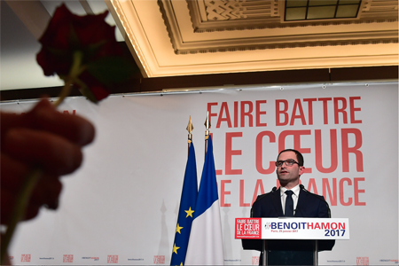 Benoît Hamon, un socialista rebelde, reivindica un programa "totalmente a la izquierda" con un fuerte contenido social y ecologista que conquistó sobre todo a los más jóvenes.
CHRISTOPHE ARCHAMBAULT / AFP