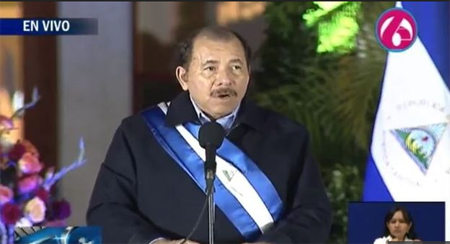 Antes de recibir la banda presidencial, Daniel Ortega hizo el juramento de rigor y la promesa de respetar la Constitución de la República, y las leyes.