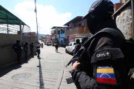 Funcionarios de la Policía Nacional Bolivariana ingresaron al sector a las 5 de la mañana, se apostaron en los puntos neurálgicos y enfrentaron a los líderes negativos que azotaban a toda la comunidad.NEWS FLASH / JC