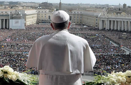 Jorge Bergoglio pronunció sus palabras desde la ventana del palacio apostólico del Vaticano y ante 50.000 fieles.