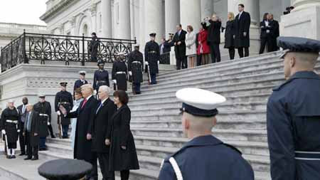 La primera dama Melania Trump, el presidente Donald Trump, el vicepresidente Mike Pence y su esposa Karen Pence a las puertas del capitolio antes de la caravana inaugural en Washington