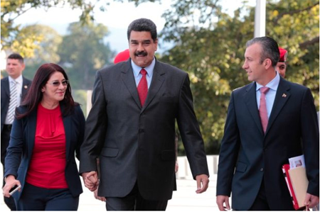Maduro destacó que nombramiento de Tareck El Aissami com o Vicepresidente Ejecutivo, “se inscribe en los cambios dentro del tren ejecutivo, necesarios para arribar a un nuevo proceso de fortalecimiento de la Revolución Bolivariana para este año 2017”.CORTESIA / AVN