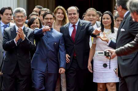 La nueva directiva del Parlamento venezolano posó a las afueras del Hemiciclo junto al diputado Henry Ramos Allup, presidente saliente.FEDERICO PARRA / AFP