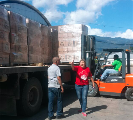 La alcaldesa socialista Thais Oquendo, dirigió desde la llegada de las cajas de los CLAP, la jornada de distribución de alimentos