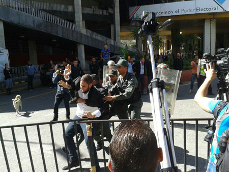 Los diputados Juan Requesens y José Brito, sometidos empujones por parte de funcionarios de la GNB.CORTESIA / Juan Carlos Neira