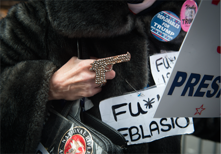 Unas decenas de manifestantes de un lado y una decena del otro, se lanzaban eslóganes pro y anti Trump el domingo en Nueva York.BRYAN R. SMITH / AFP